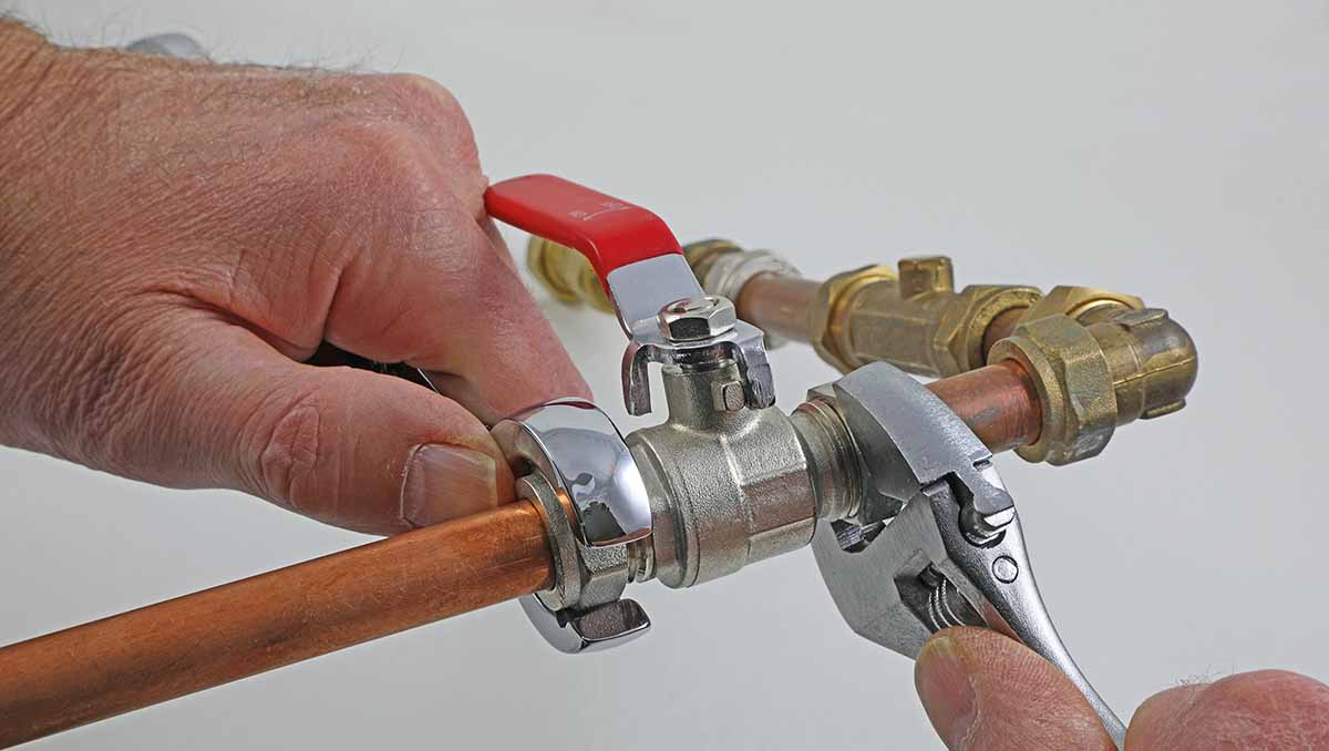 Tightening a pipe fitting